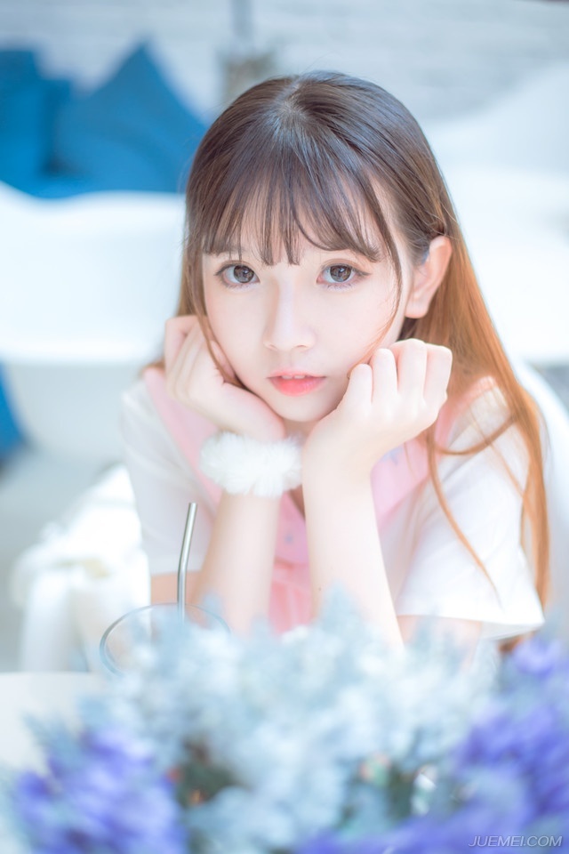 “走！”关羽轻叹一声，扫了一眼冷眼看向这边的庞德，一翻身，从城墙上翻过去，踩着梯子下来，邢道荣紧随其后，然后就看到至少有五六个胡人士兵直接从城墙上跳起，用身体直接狠狠地砸过来。